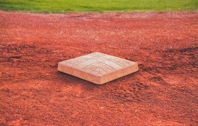土壤上的方形棕色混凝土棒球底座